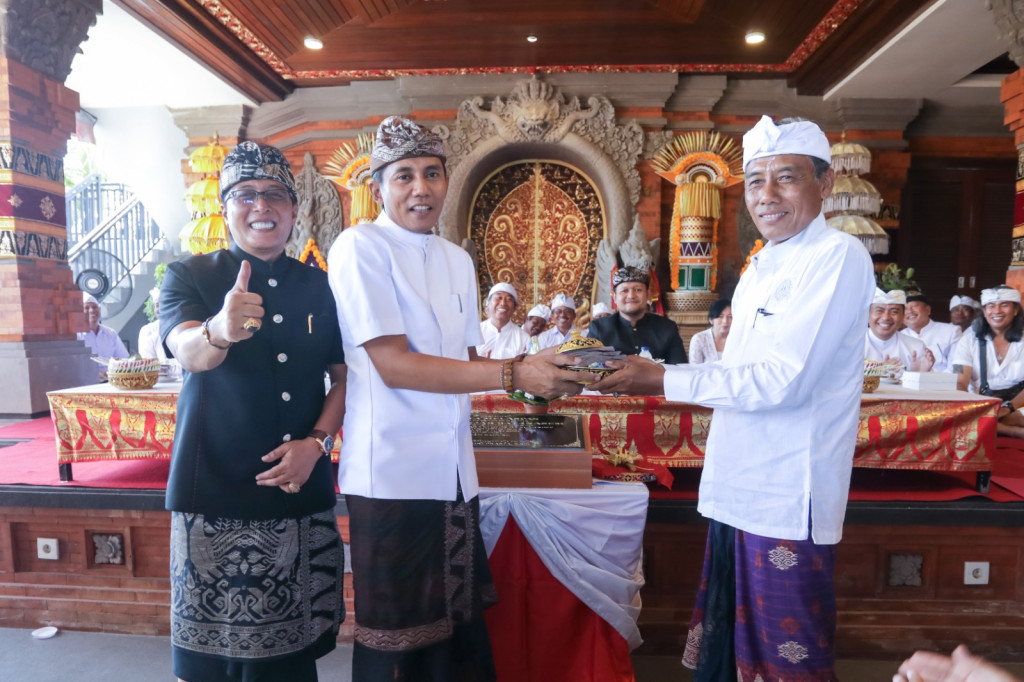 Bupati Giri Prasta hadiri acara Melaspas dan Pujawali di Pura Bhagawan Penyarikan Batanasem Sempidi